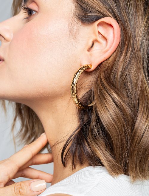 Aretes grandes con textura