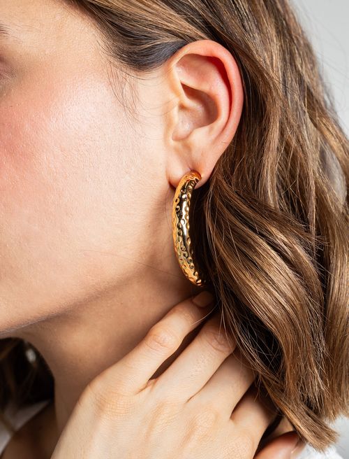 Aretes grandes con textura