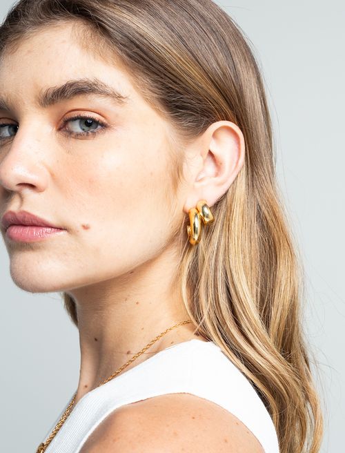 Dúo de aretes dorados