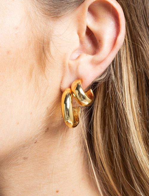 Dúo de aretes dorados