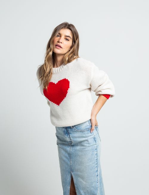 Buzo tejido con corazón en frente