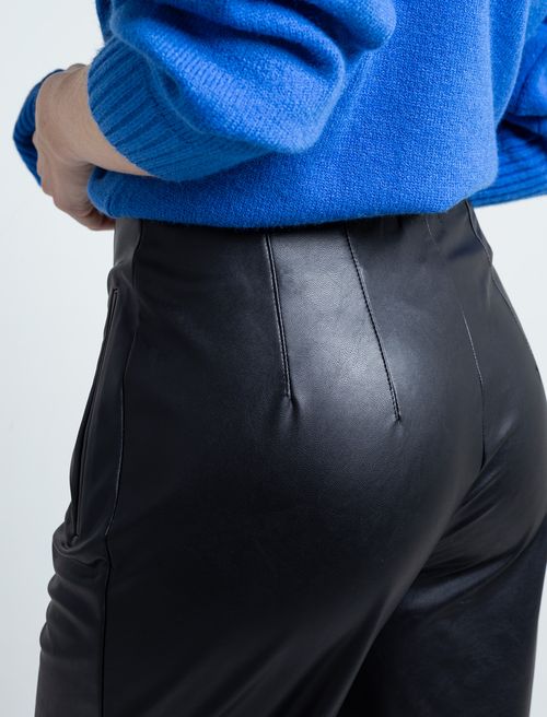 Pantalón estilo cuero