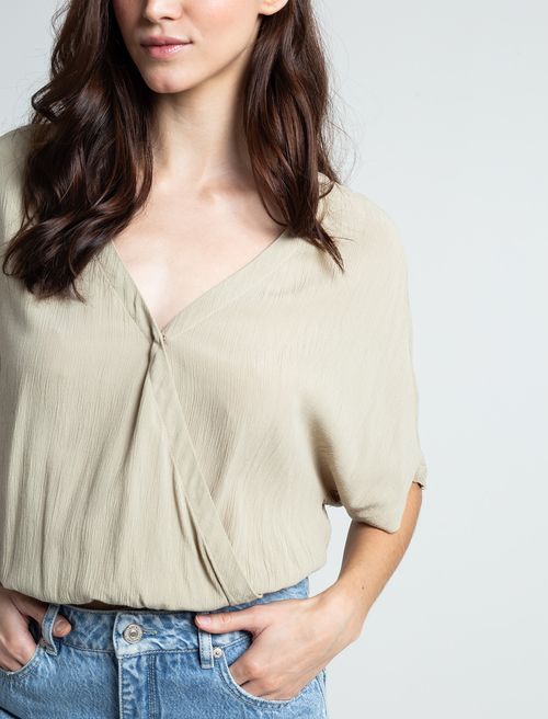 Camisa con escote en V