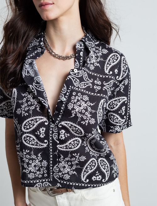 Camisa con estampados arabescos