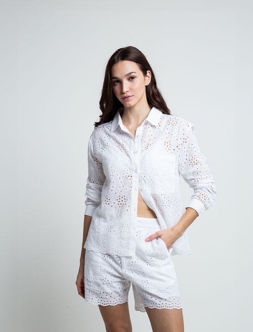 Camisa clásica con detalles desagujados