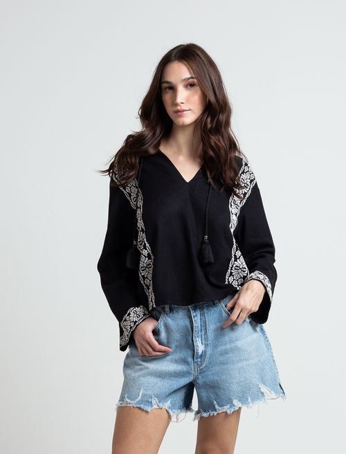 Camisa con escote en V