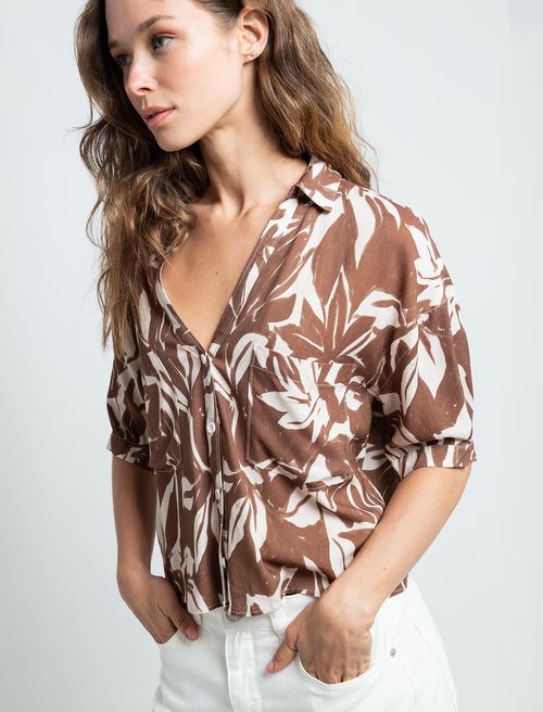 Camisa con estampado de flores