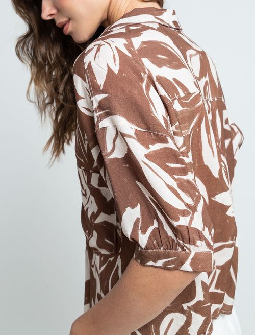 Camisa con estampado de flores