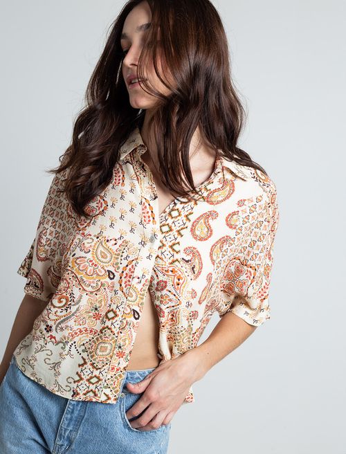 Camisa con estampados arabescos