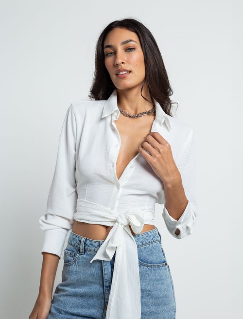Camisa con cinturón ajustable