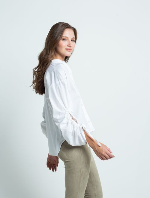 Camisa con abertura en mangas