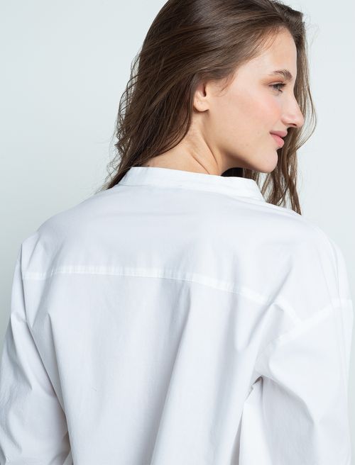 Camisa con abertura en mangas