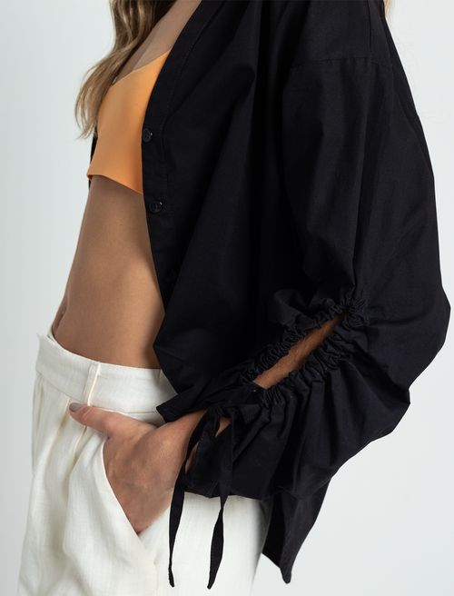 Camisa con abertura en mangas