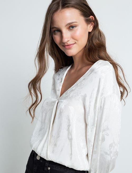 Camisa con escote en V