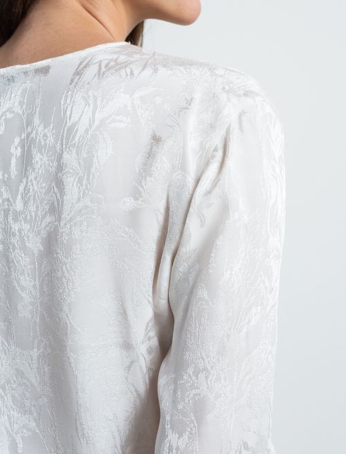 Camisa con escote en V