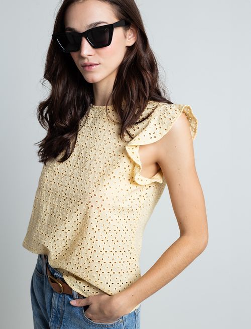 Camisa con detalles desagujados