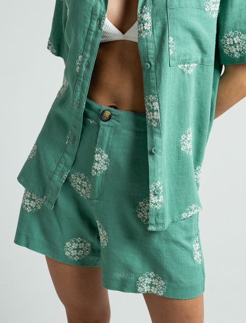 Short con apliques bordados