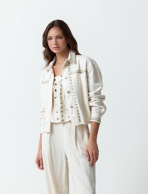 Chaqueta con ruedo desflecado