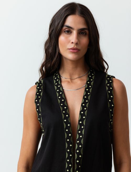 Chaleco con detalles bordados