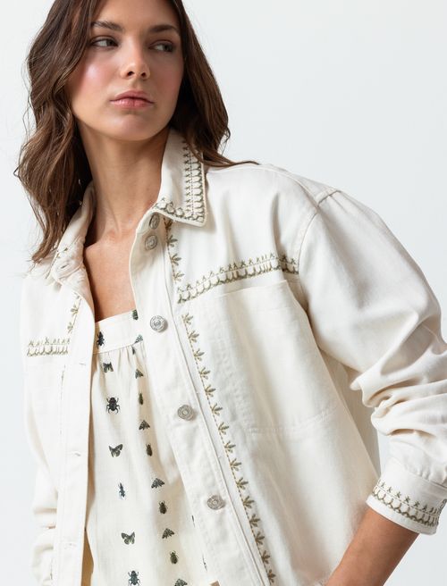 Chaqueta con ruedo desflecado