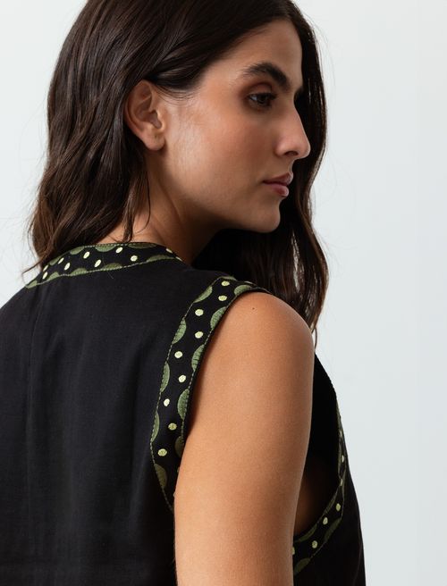 Chaleco con detalles bordados