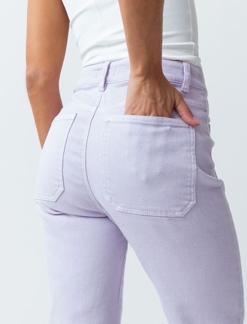 Pantalón con bolsillos de parche