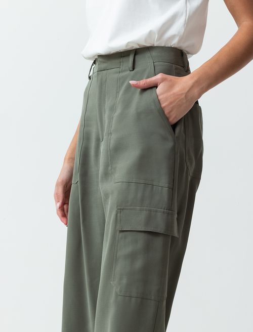Pantalón tipo cargo