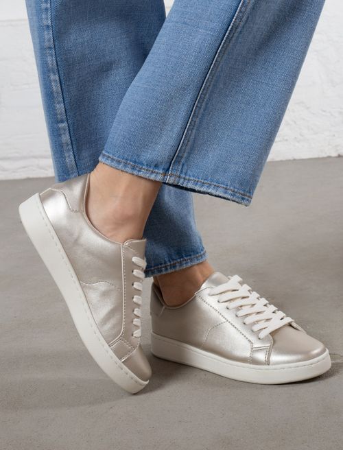 Tenis con efecto brillante