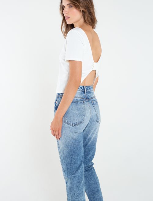 Camiseta con espalda descubierta