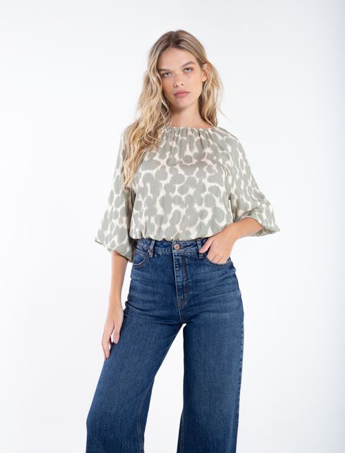 Camisa con corte en espalda