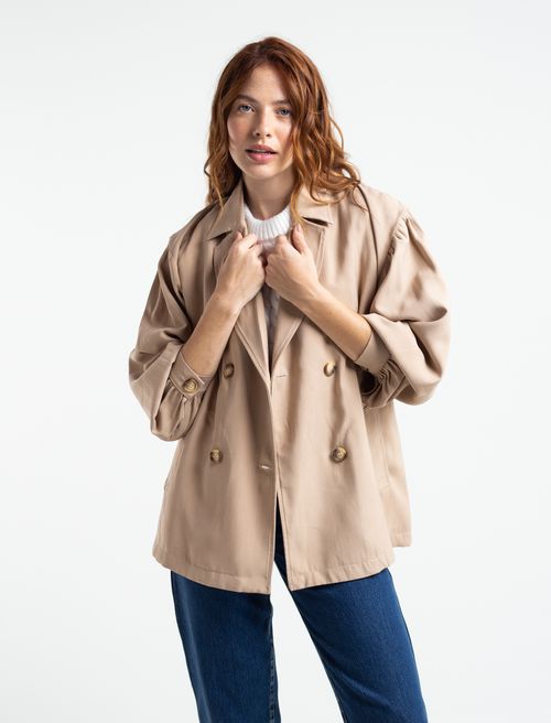 Chaqueta con volumen en mangas