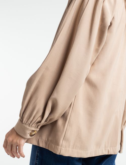 Chaqueta con volumen en mangas