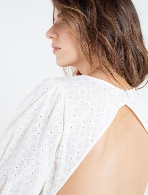 Camisa en ojalillo con espalda descubierta