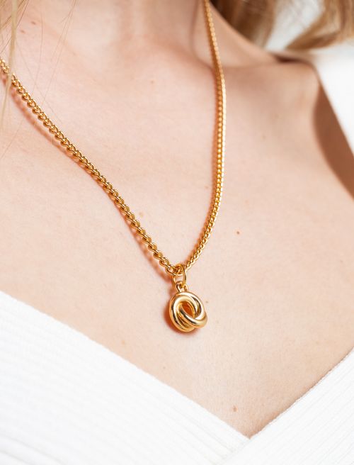 Collar con dije trenzado