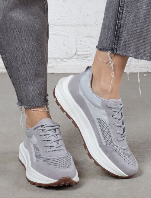 Tenis en tonos grises
