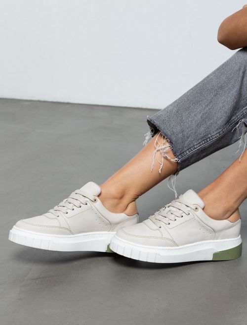 Tenis de suela alta