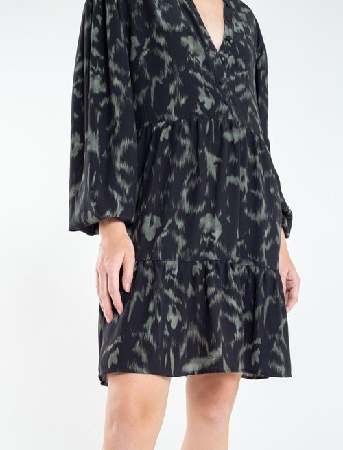 Vestido corto con bolero en ruedo