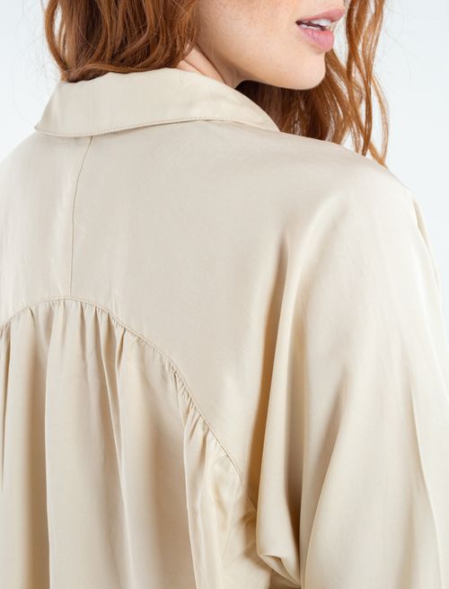 Camisa con escote en V