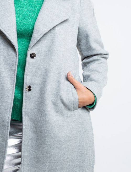 Abrigo clásico con botones