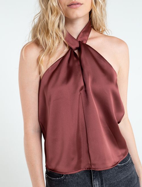 Camisa con espalda descubierta