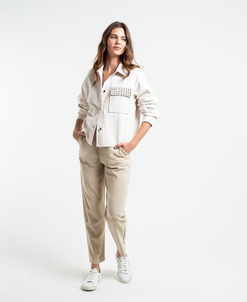 Chaqueta con apliques en bolsillo