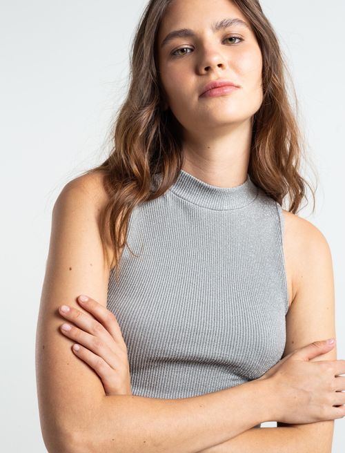Camiseta tipo crop top