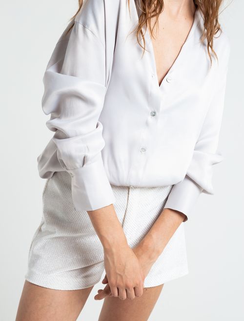 Camisa con escote en V