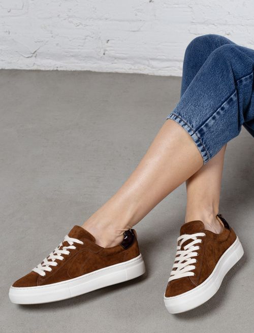 Tenis con ajuste de cordón