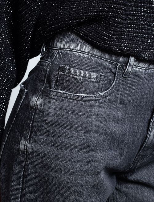 Jean Mom fit en tono oscuro