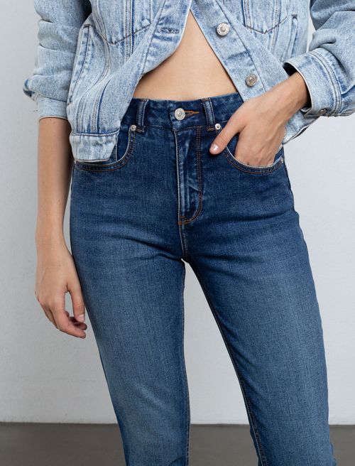 Jean Push Up en tono oscuro