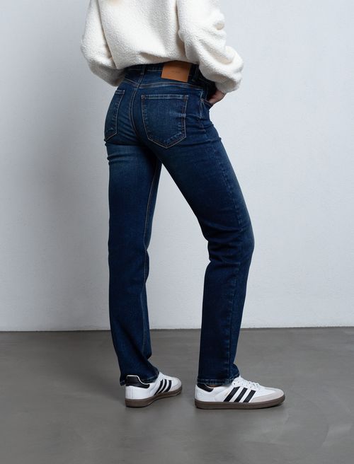 Jean Straight tiro alto