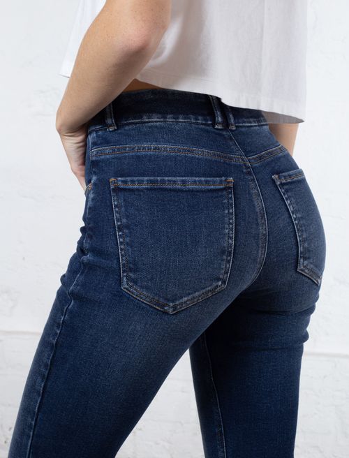 Jean Flare con leve desvanecido