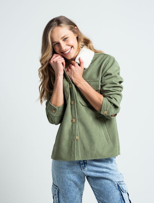 Chaqueta con cuello afelpado