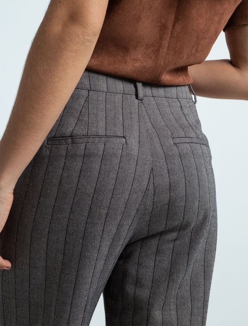 Pantalón con diseño a rayas